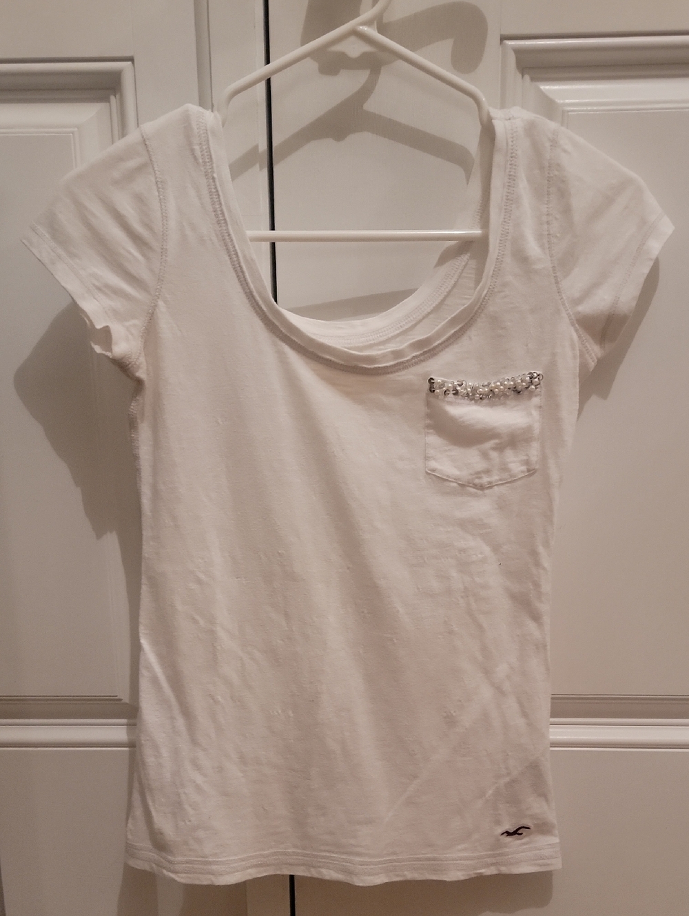 Hollister White Baby Tee With Embellished Pocket. Size Small. Good Condition.